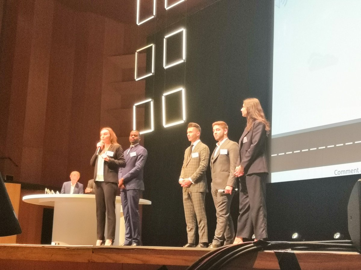 Accueillons maintenant le groupe d’étudiants gagnant du Challenge de l’INSEEC U ! Félicitations à eux ! 
#vinnov2019