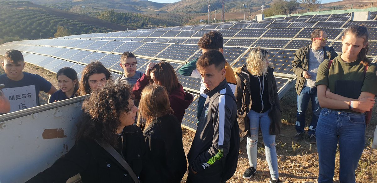 patrucarrasco's tweet photo. Esta tarde en @proyectocartama #ScienceAcrossEurope #ErasmusPlus hemos visitado la planta #solar fotovoltaica #Ardales donde hemos visto en vivo todo lo aprendido esta mañana en @IndustrialesUMA.Una experiencia cargada de aprendizajes! @EUErasmusPlus @Erasmus_Project @mmarmalea https://t.co/YvGC7ulo0k