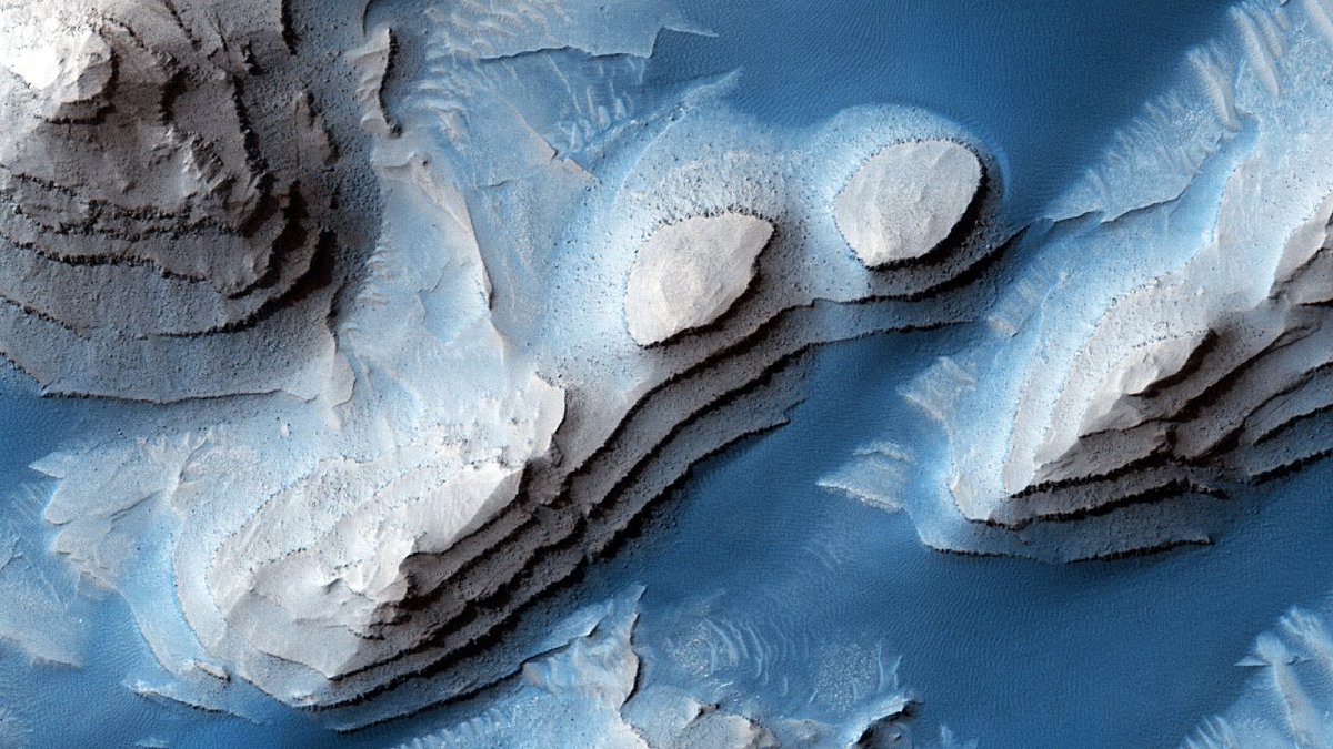 What's that? I should be making lectures?Whatever. Here's another *gorgeous*  @HiRISE view of  #Mars—this time, an enhanced-colour view of layered units in the 64-km-diameter Danielson crater, carved and exposed by erosion. I mean, come on Mars 