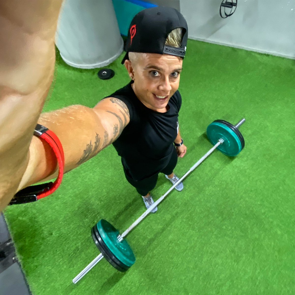 OttilieQ's tweet photo. Deadlifts, not dead yet. Fuck you kidney failure &amp; cancer 👊🏽💪🏽 #OQRideFast #OQTrainHard #health #fitness #weight #training #alwayslegday #strength #cycling #alive #kidney #transplant #athlete #FuckYouCancer #Mallorca https://t.co/pevyONBKPu