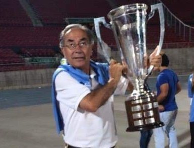 WCorream's tweet photo. Un señor. Un celeste de alma. Un apretón de manos siempre cordial. Un ser humilde y siempre sonriente. Un abrazo grande para Max y Coto. Buen viaje profe Caroca... https://t.co/JPmluxH2oB