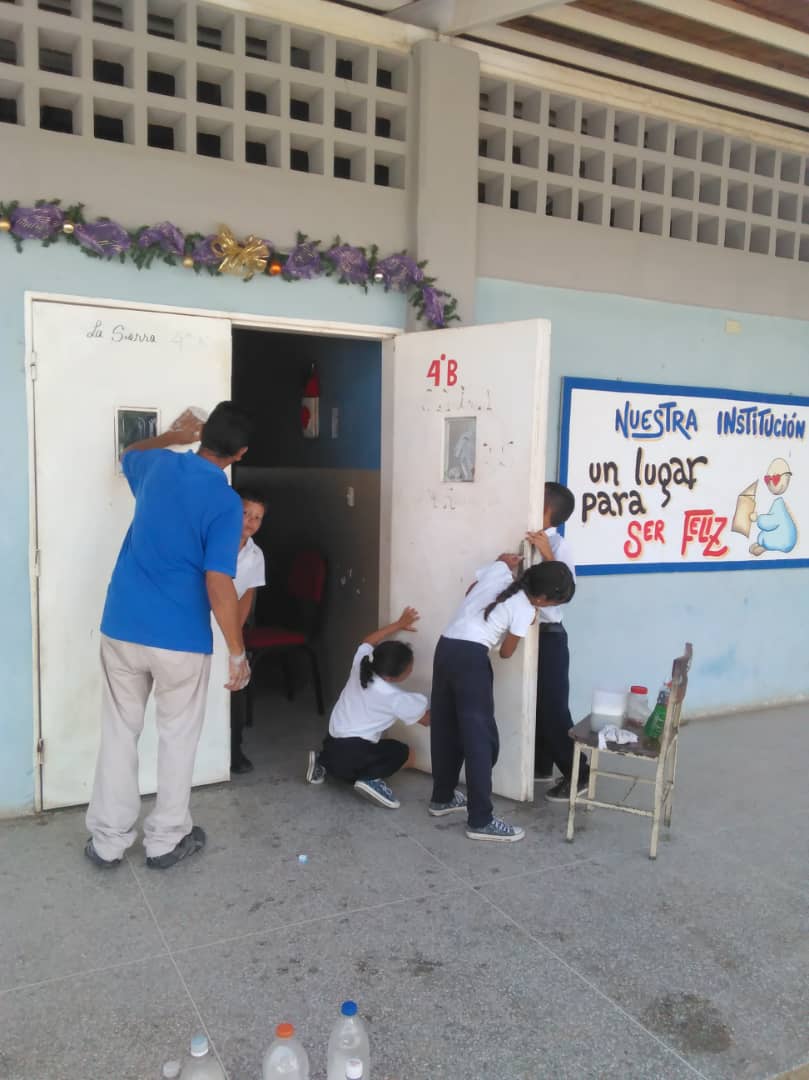 CbitAMaMartinez's tweet photo. #12Nov/ Inicio de la Navidad en nuestra escuela/Jornada de limpieza y ambientación @mppevzla @RosangelaOrozco @NorisSotoF @EducacionNvaE @CBITNvaEsparta @vane_prieto https://t.co/umm3YU3Y1g