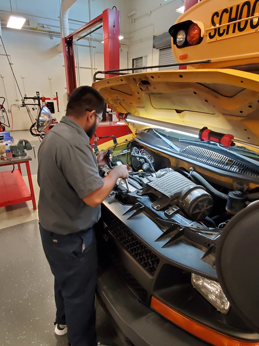 HCTC Auto II students working on the bus (aka future food truck)! Love how our programs work together! <a href="/EMSISD/">EMS ISD</a> #HCTCAllIn @TheBistroHCTC <a href="/chefkt/">chef_kt</a> <a href="/hctcauto/">HCTCAUTO</a> #realworldlearning