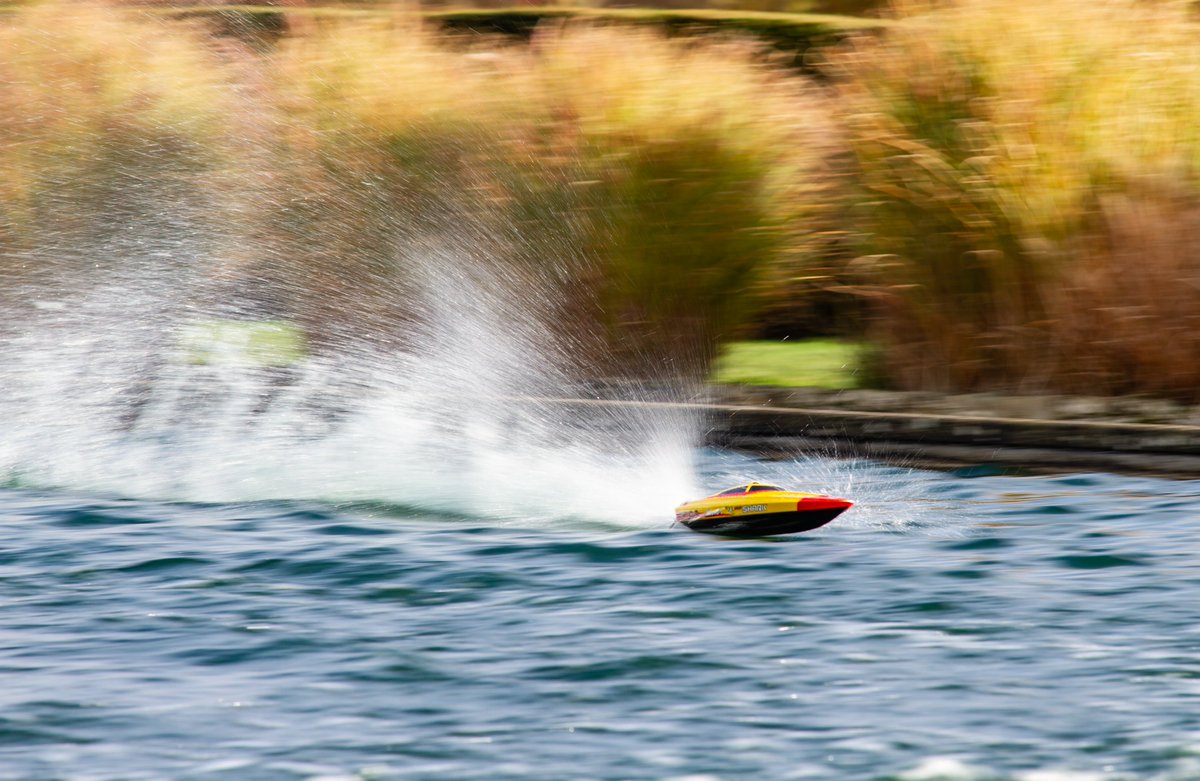 DanHardwickPhot's tweet photo. Had an impromptu photography session @eatonparkfriend this weekend watching the #Norwich #Model #Boat Club having a Fast Electric Race. 

Album on my facebook page 
@VisitNorwich @EDP24 @EveningNews @visitnorfolk @Norwich24 @DailyNORFOLK @EnjoyingNorfolk 

https://t.co/gN4kGRkRpL https://t.co/eEVG3xP7TC