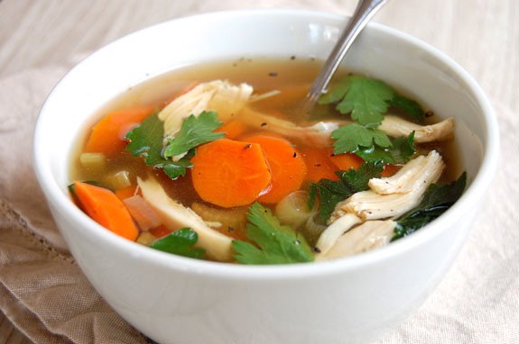 LoriShemek's tweet photo. 6 Foods That Can Relieve Cold Symptoms:

-Yogurt
-Gold Kiwis
-Chicken Soup
-Garlic
-Chili Peppers
-Ginger + Ginger Tea

#headcold #coldsymptoms #health https://t.co/GH8EmznEEc