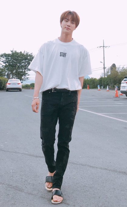 在 Twitter 上 D23見てみたいスタイリング え そんなん みんな一緒でしょ 違うの 全員一致の誰もが目にするこの かきあげロン毛キムソクジン 一択じゃない 襟足ロン毛も衝撃だったけど今の黒髪の長さもなんかすごい色気を放つのでこの先