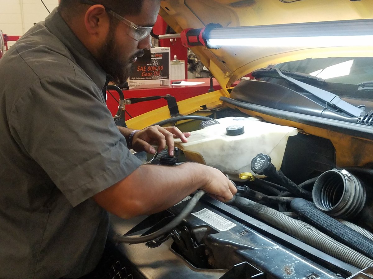 Auto 2 students prepping the future @TheBistroHCTC food truck! The journey begins! #hctcallin #emsproud <a href="/EMSISD_CTE/">EMSISD CTE</a>