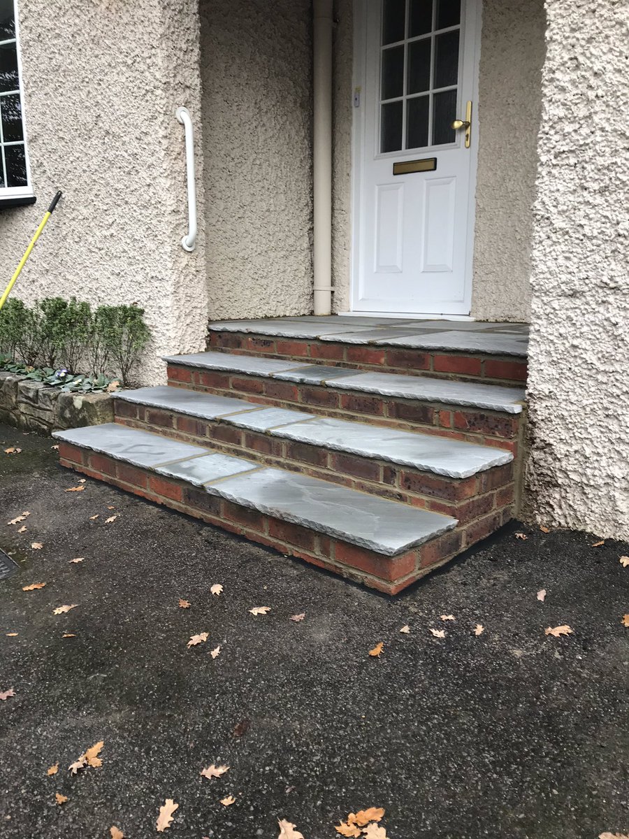 BuckinghamsLand's tweet image. From a slippery set of tiled steps to brick faced Indian sandstone to work with the clients needs
#hardlandscapingdesign #hardlandscaping #indiansandstone #brickwork #steps #gardendesign
