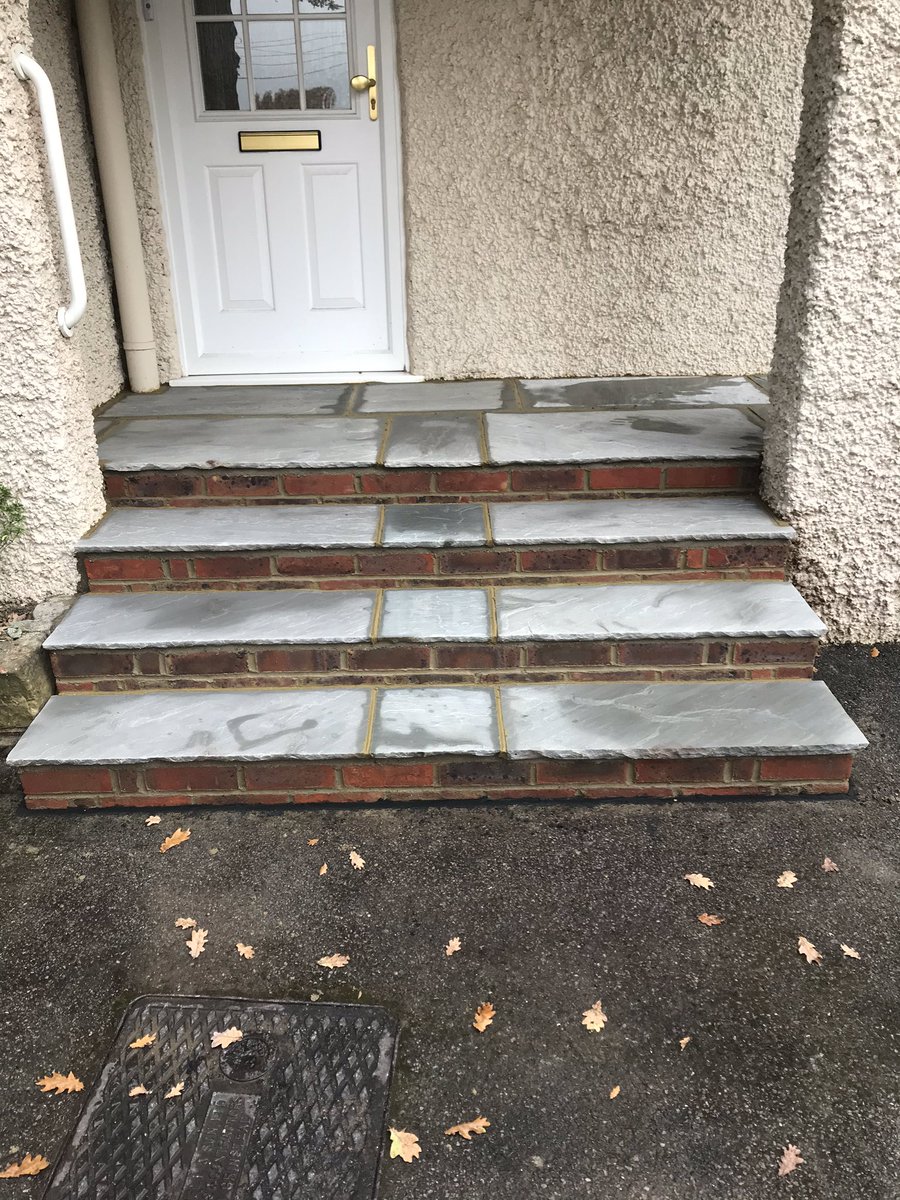 BuckinghamsLand's tweet image. From a slippery set of tiled steps to brick faced Indian sandstone to work with the clients needs
#hardlandscapingdesign #hardlandscaping #indiansandstone #brickwork #steps #gardendesign