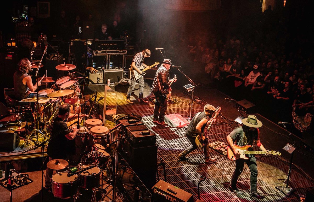 lukasnelson's tweet image. We’re thankful for and love our Uncle Neil every day, but we’re especially thankful for him on this day. Sending you “love and only love” on your next orbit around the sun. #happybirthday #neilandthereal 🤘

📸:joeymartinez