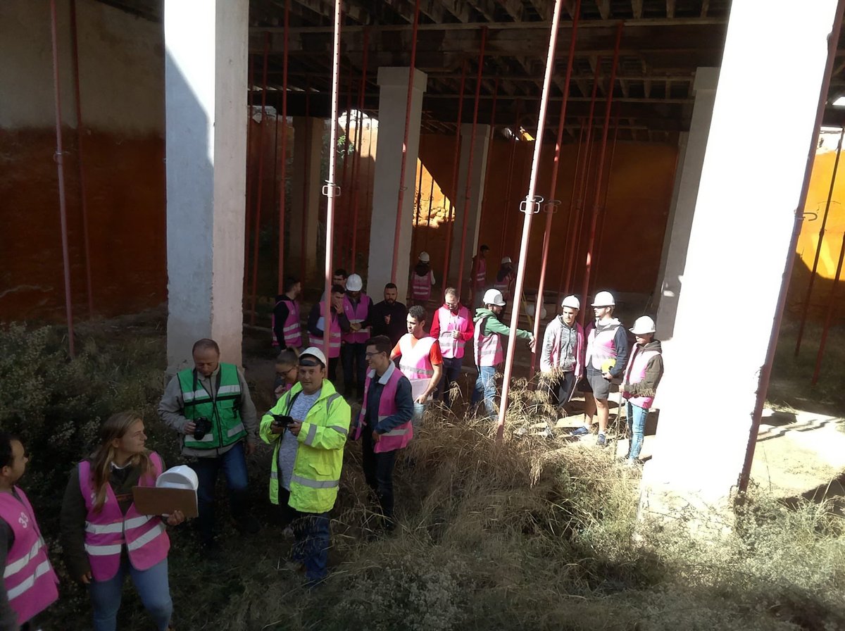 IesSanctiPetri's tweet photo. Día intensivo de prácticas reales de POC y PEC en medición para proyecto de rehabilitación de antigua bodega en El Puerto de Santa Maria https://t.co/l6bu4d5Qh8