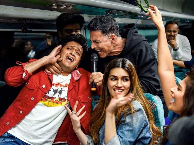 SinghRowdysingh's tweet photo. #Housefull4 Super Strong again on 3rd #Tuesday hits 2.50Cr+ taking its total 203+Cr, Postive WOM
#Housefull4SuperHit
Caption pic - Me singing in happy
Go Grab your tickets of #Housefull4Again only in cinemas near u.
@akshaykumar @Riteishd @kritisanon @hegdepooja @kriti_official https://t.co/pE77tx2NNo