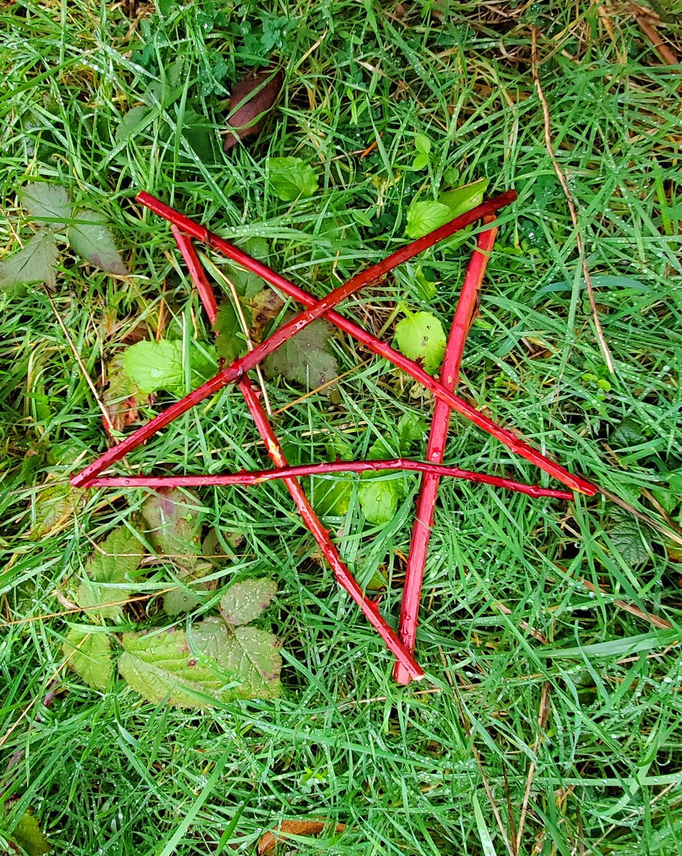 Jay_Ordog's tweet image. Went out to collect some materials. Wove a little grass rope to help me carry it home and avoid those pesky thorns.

Ave Satanas
#witch #witchcraft #spellwork