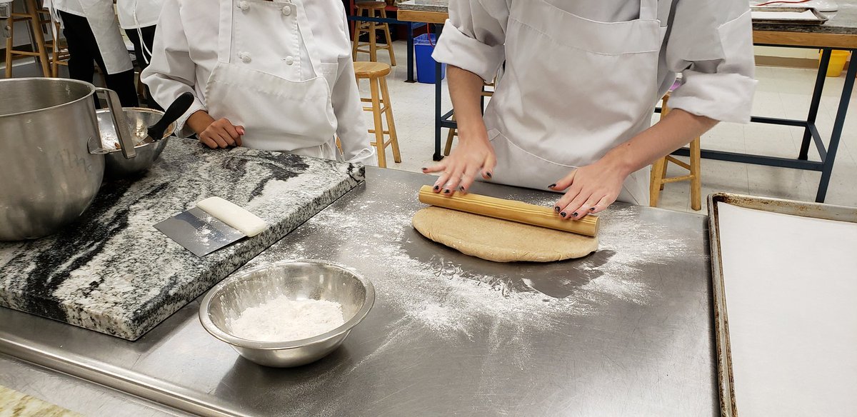 Bakingchefjay's tweet image. It snowed today in Richmond, and what better way to celebrate the cold and dreary (only because it melted too fast) than making Cinnamon Buns!!! Smells like the winter holidays are right around the corner❤ #SnowDayEssentials #ctcbakinglove