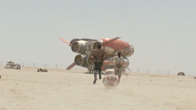  #TheMandalorian   Shot seen in the teaser.To the left, what i think is a TUG-b13 Quadjumer (The Force Awakens, 2015).To the right, an all-new ship design, somewhere between a Corellian YT and an U-Wing.