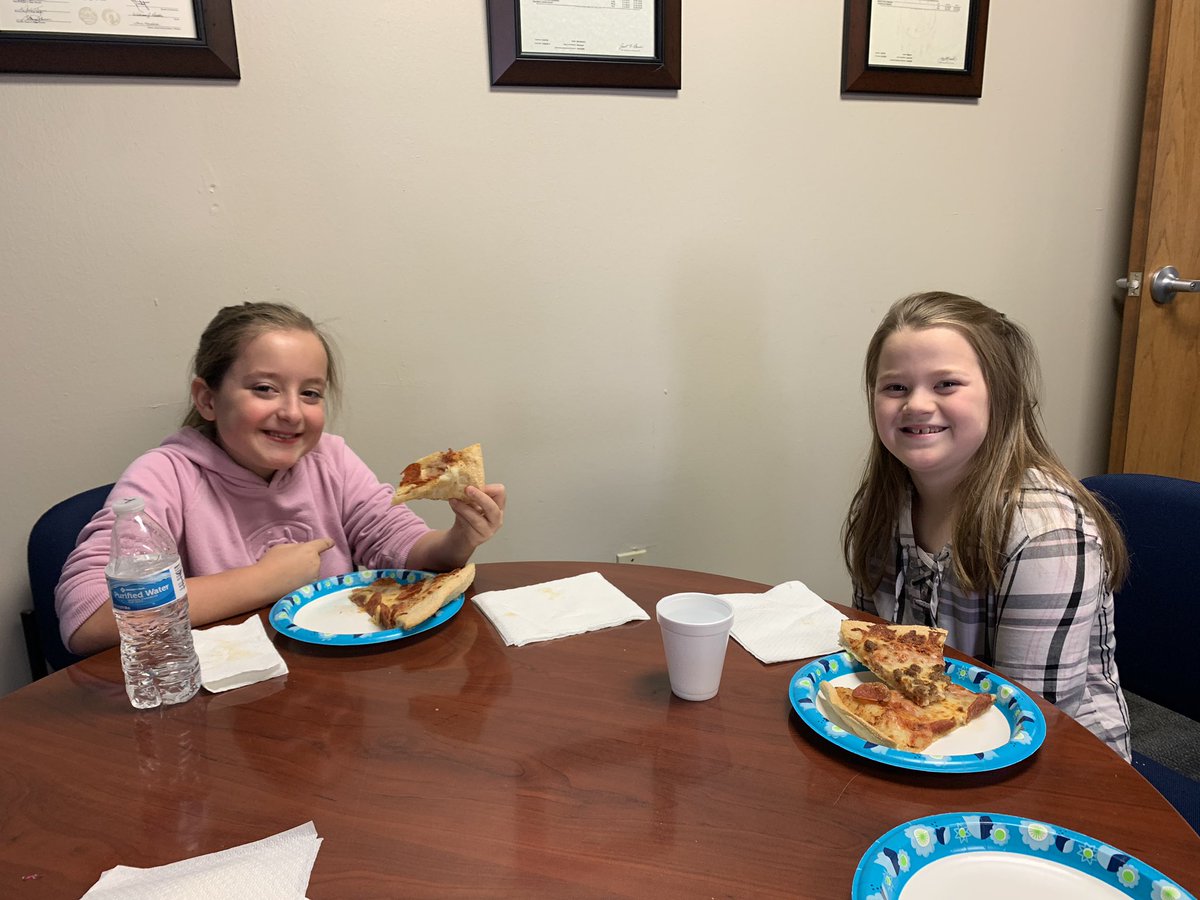 PesWildcats's tweet photo. Please enjoy a few pics from our PTO Membership Drive Contest winners! They were the lucky winners of the Pizza With a Principal Drawing! What a fun lunch! #ThankYouParents #PTOfun https://t.co/Lcv7a6gvQE