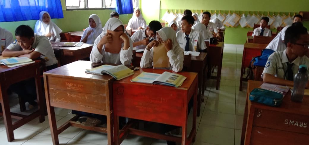 Minggu malam (10 Nov 2019) saya turun reses ke Kedoya Jakarta, Barat. Ada warga yang mengadu mengenai sekolah anaknya di SMP Negeri 197 Jakarta Barat dikasih buku paket dari sekolah hanya 1 buku utk berdua.