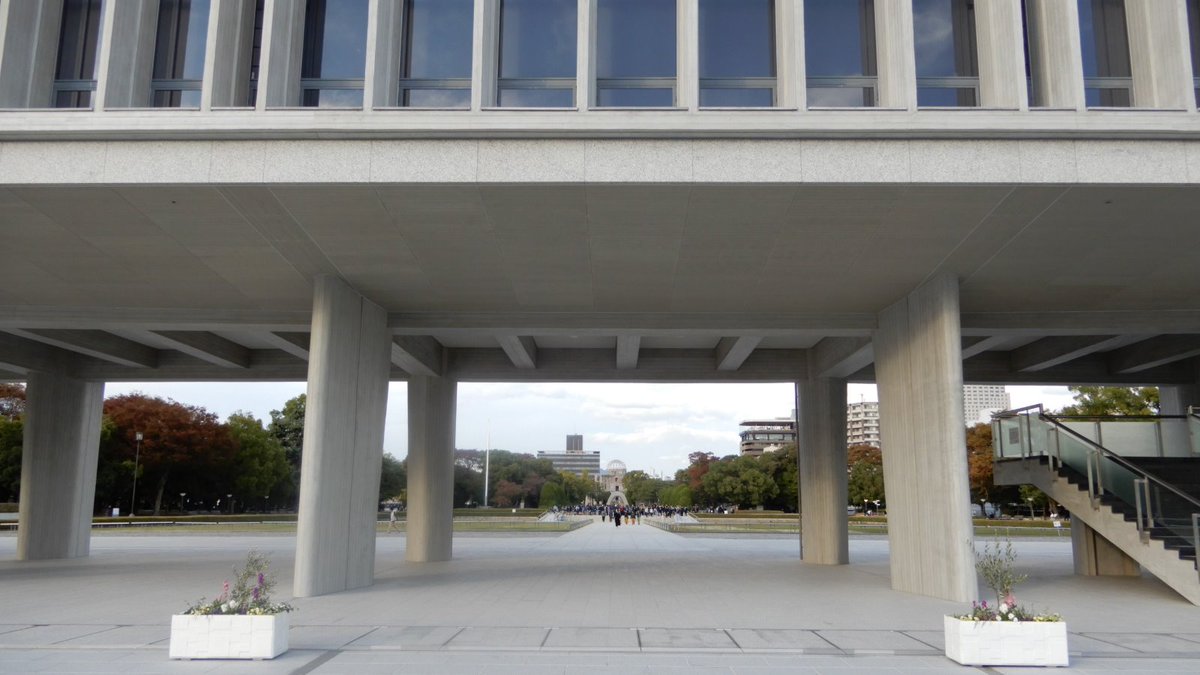 Curiositydriving 06広島平和記念資料館本館 その2 ピロティー部分の柱と梁で構成された静粛な空間や原爆ドームを見据える軸線 また写真3枚目の柱は絶妙な曲線で構成されていました 広島市 たてフェス19 Docomomojapan ドコモモ モダニズム