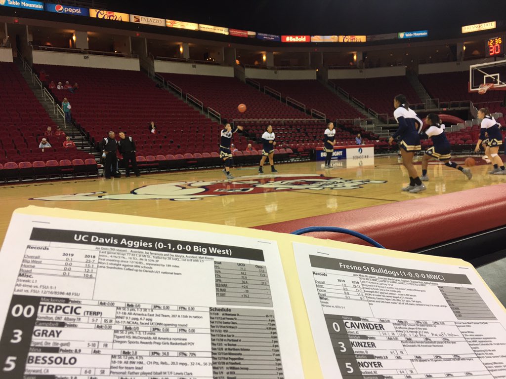 We’re live in Fresno for the first meeting in 34 years between @UCDavisWBB and Fresno St. Tip off is at 6 pm. Fresno St is starting identical twins so everything will definitely go smoothly for me. 

Listen on <a href="/KDVS903fm/">KDVS</a> or online at
kdvs.org/programming/li…