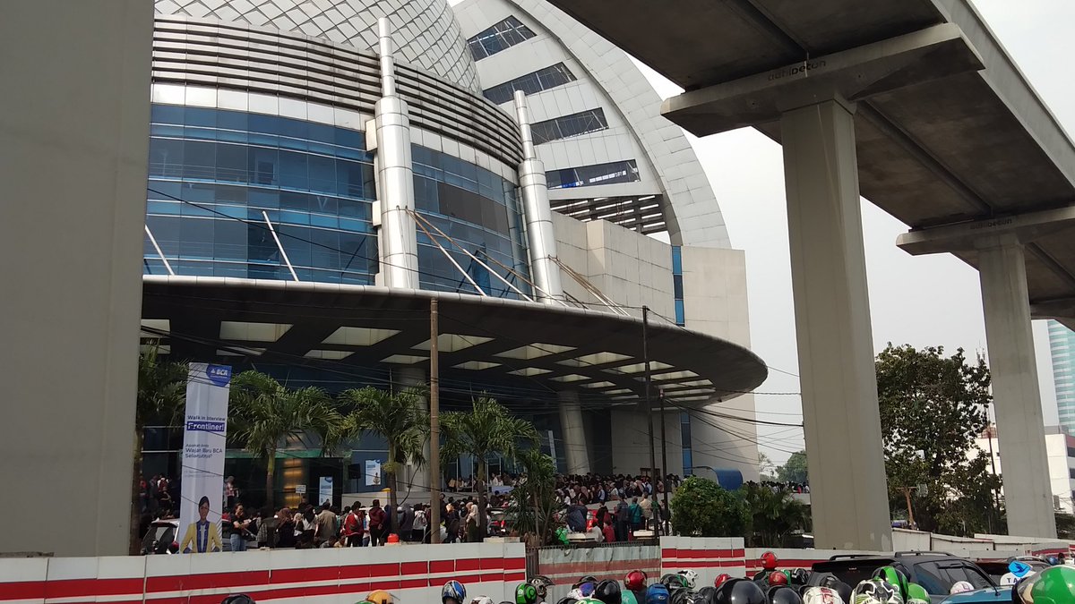 para pelamar wajah baru BCA yg luar biasa menunjukkan kebutuhan lapangan kerja negeri ini. tapi bc berita kemarin kok lowongan PNS sepi pelamar ya? PNS rentan "terjebak" hukum justru karena "birokrasi", ini kacamata sy😑