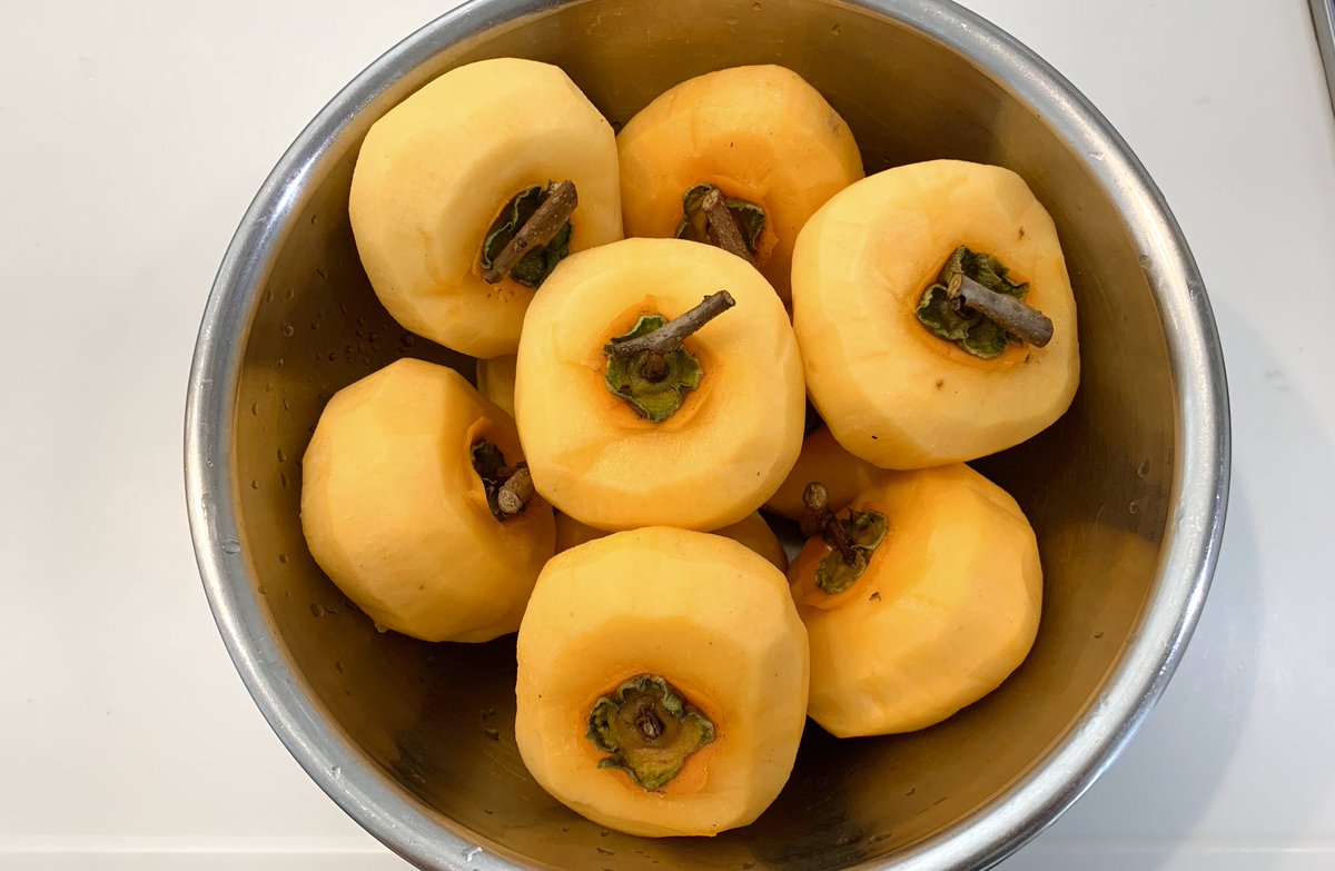 Morikumi 結び方違うかもだけど とりあえず吊るしました 雨とカビと鳥に気をつけながら2週間待ちたいと思います 干し柿 雨の日は家の中に 明日雨やんか