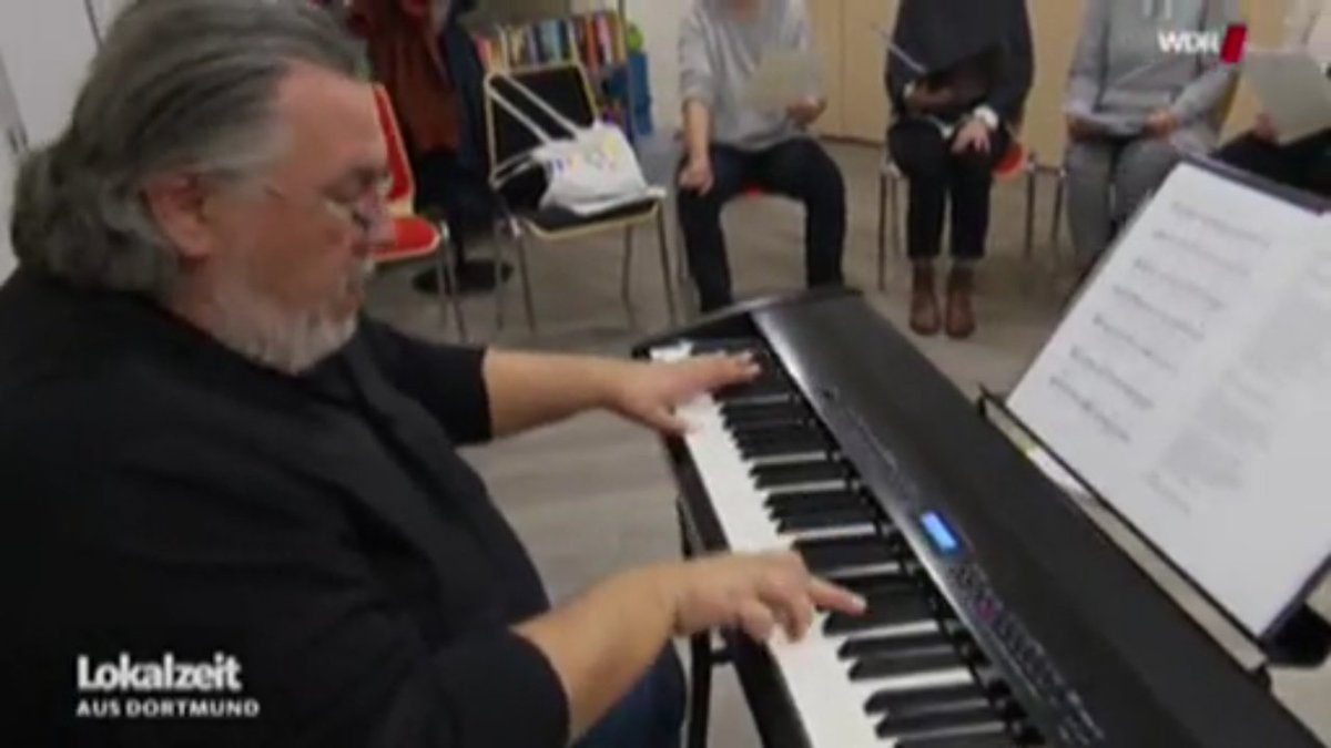 SingBunt's tweet photo. Musikalisch im Einsatz für #Vielfalt und #Toleranz: Der #WDR hat in seiner #Lokalzeit heute (12.11.) über unseren #Chor und unseren Auftritt in der @stadtdortmund berichtet. #SingBUNT! #Dortmund https://t.co/ceiNZD93qk https://t.co/qy7zoNjpeV