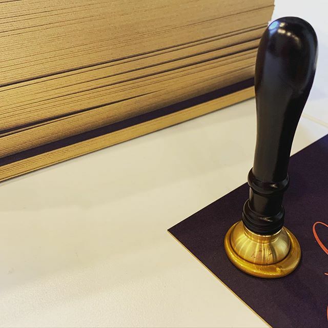 ShadowboxPaper's tweet image. Feeling very holiday festive with this color palette... have always loved purple, red and gold.  More details to come about this very fun invitation!  #coloredge #engraved #duplexed #handlettering #waxseal #goldedge #redengraving #amethyst #colorplanpaper @rgcalligraphy1 @co…