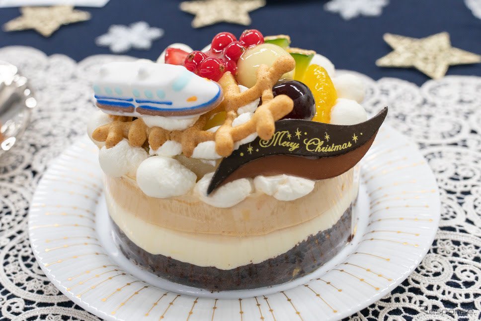  #Christmascakesinjapan2019 Tokyo Station cakes pt. 2.The Caramel Rare Cheese Mousse cake from legendary fruit parlor Kyobashi Senbikiya is a rare (unbaked) cheesecake with lots of fresh fruit on top, plus a mini sugar Shinkansen.