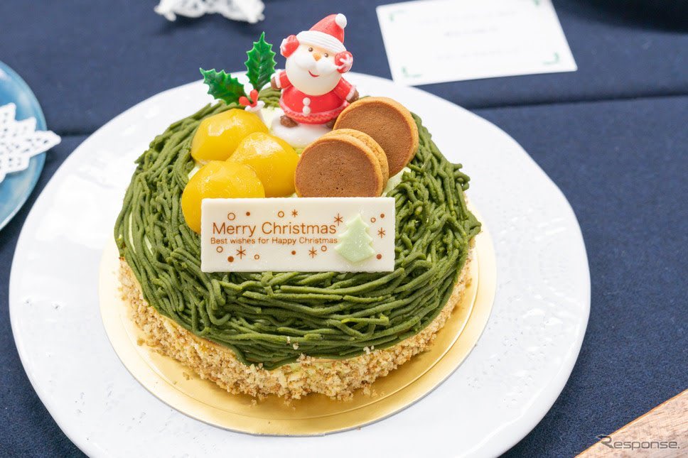  #Christmascakesinjapan2019 The Matcha Mont Blanc Cake from Yokohama based Motomachi Kouro-an (a wagashi maker) has layers of matcha cream, dorayaki batter sponge, and azuki bean paste. It's topped with mini brown sugar dorayaki and chestnuts cooked in syrup (kanro-ni).