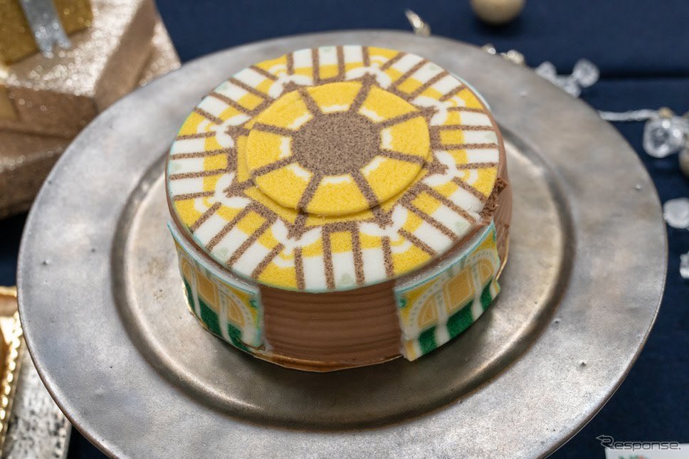  #Christmascakesinjapan2019Caffarel, mentioned in part 1, has their version of a Tokyo Station dome cake too, called the Cupola di Tokio. This one is modeled after the north dome. It has layers of chocolate cream, chocolate sponge and raspberry jam.