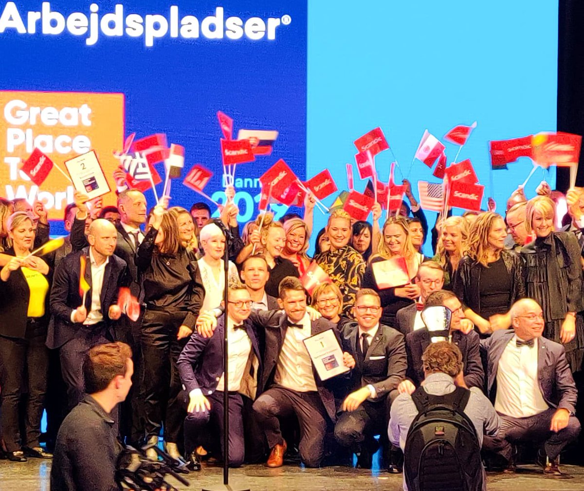 GPTW_DK's tweet photo. DKs største sparekasse er nu også DKs Bedste Arbejdsplads i kategorien 500+ medarbejdere! Dét skyldes @sparkronjylland evne til at realisere en stærk kultur i alle filialer: ”Tilfredse medarbejdere er helt centrale for at skabe tilfredse kunder” #DBA2019 #dkbiz #dkmedier https://t.co/E95UCIUaX1