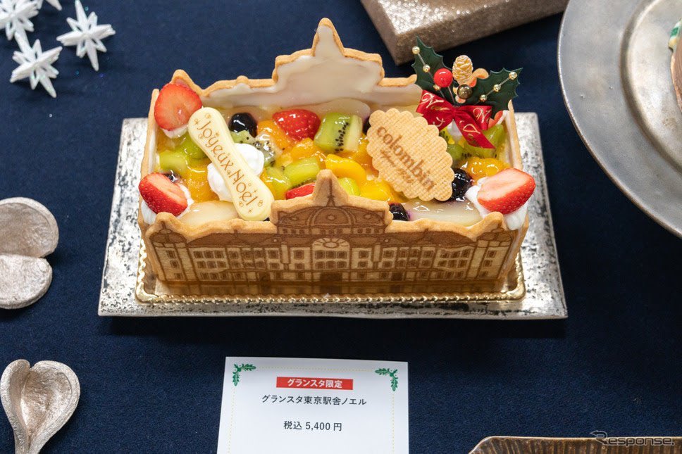  #Christmascakesinjapan2019Columbin again with their spectucular Gransta Tokyo Station Building cake. The cake has layers of mousseline, custard cream, butter cream and sponge, topped with lots of fruit. The station façades are printed sablé cookie sheets.