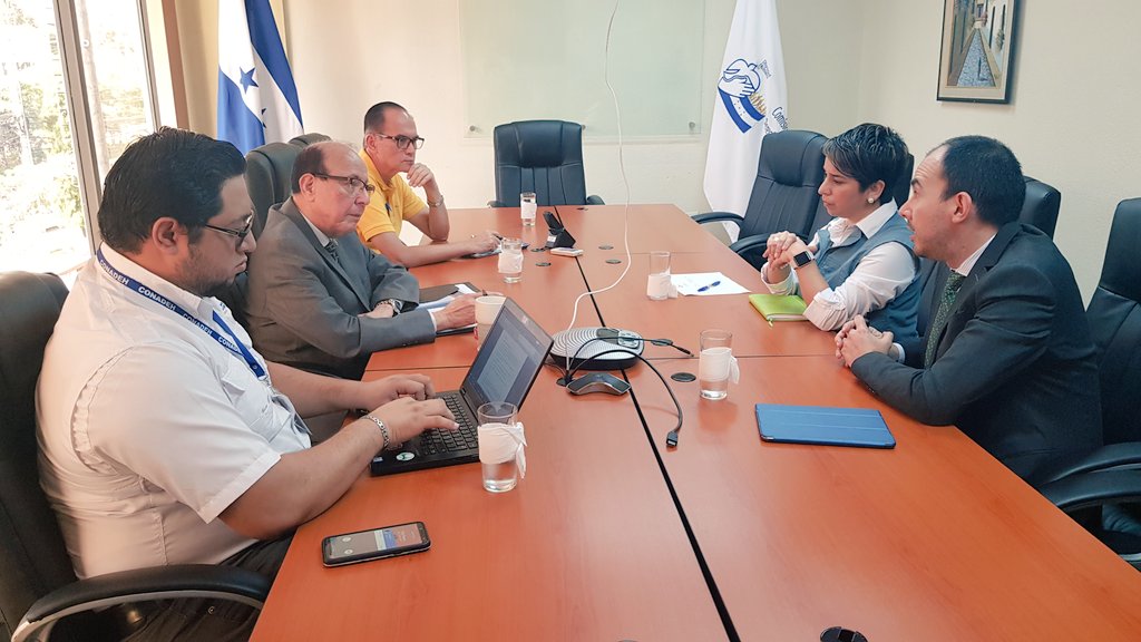 CONADEH's tweet photo. Defensor del  Pueblo Roberto Herrera Cáceres, recibe la visita de la Ministra de #DDHH, acompañada del Director del Instituto de Investigación Jurídica de la @UNAHoficial https://t.co/lD2hKJz4Yj