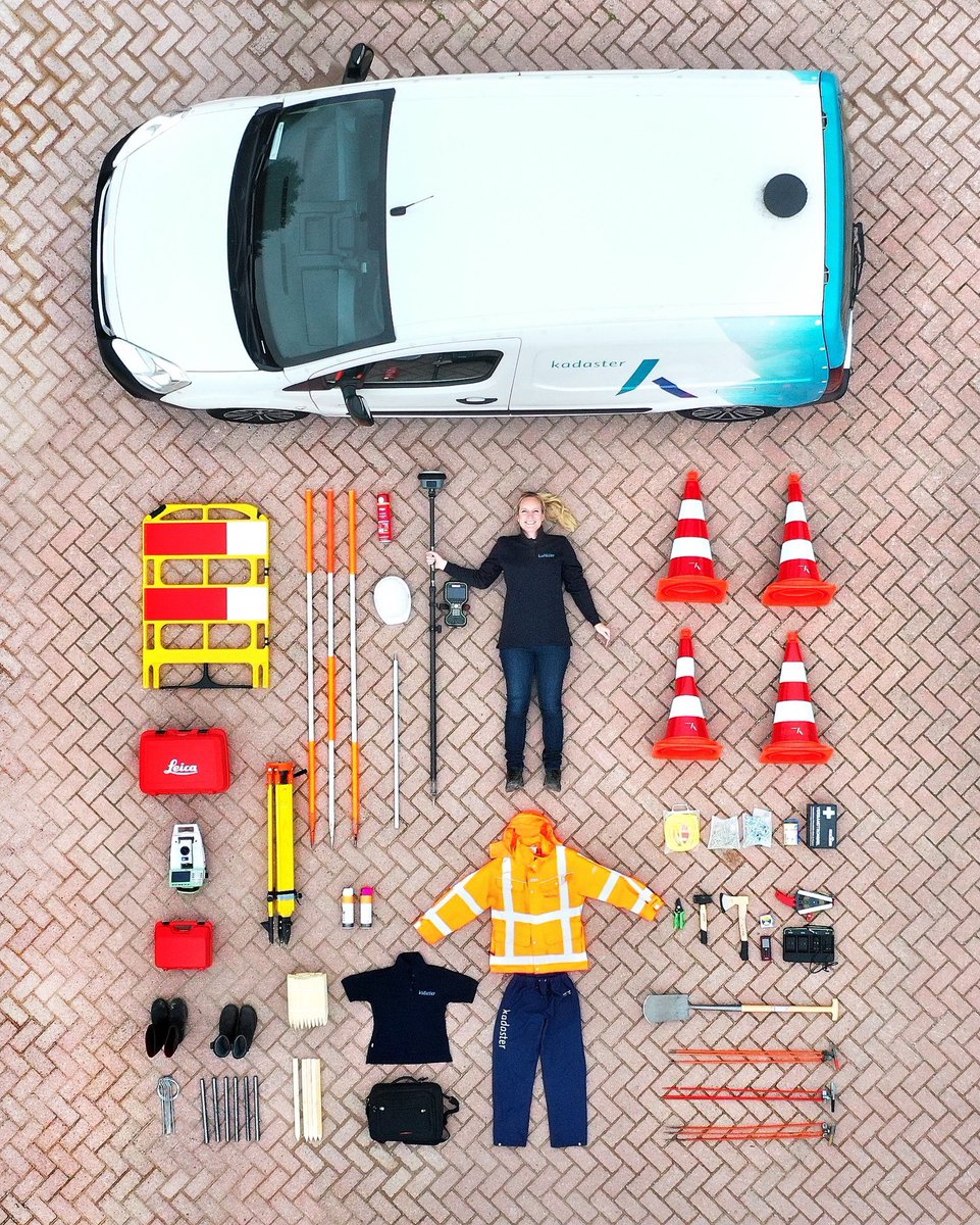 Het_Kadaster's tweet photo. Onze landmeter Kees is nu te zien in de uitzending van @RijdendeRechter. Wist jij dat een landmeter dit allemaal meeneemt? #rijdenderechter https://t.co/mqdSGqDagc