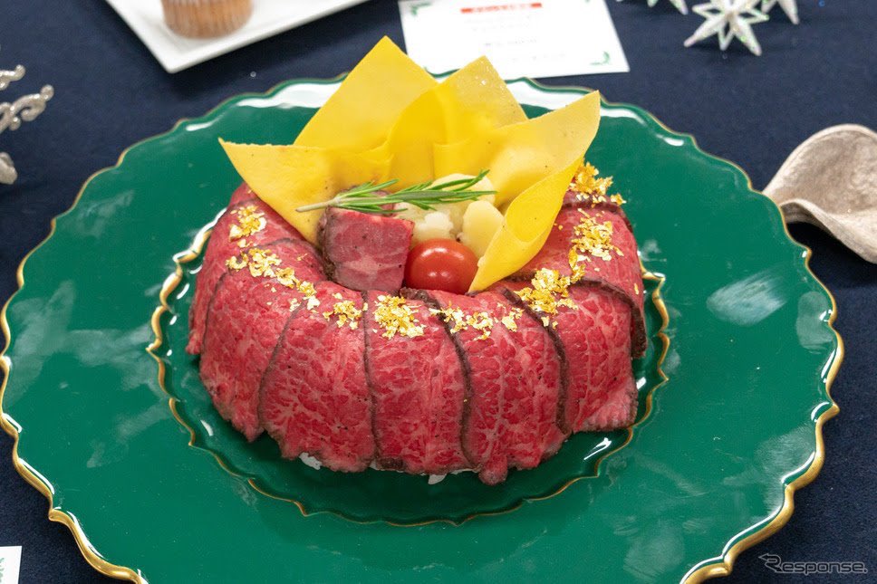  #Christmascakesinjapan2019Last in this sequence is from wagyu specialist Asakusa Imahan. It’s a beefcake . The Kurege Wagyuu Roast Wreath. The inner part is a sushi rice ring with thinly sliced beef cooked sukiyaki style inside, topped with slices of roast beef.