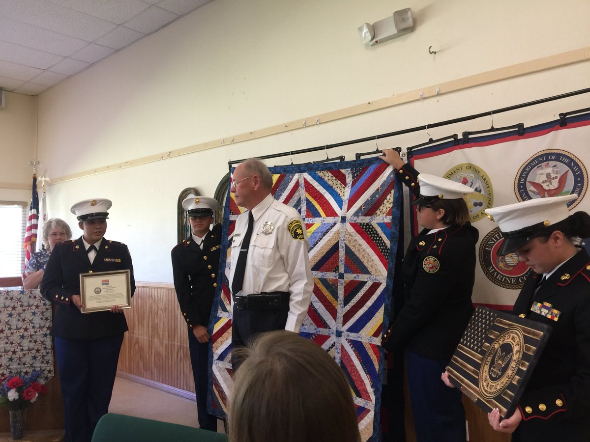 ECHS_MCJROTC's tweet photo. ECHS MCJROTC honoring veterans with a Quilt of Valor. Great job cadets helping us recognize those who served. #VeteransDay #USMC #MCJROTC #Leadership https://t.co/nRdKXmB84T