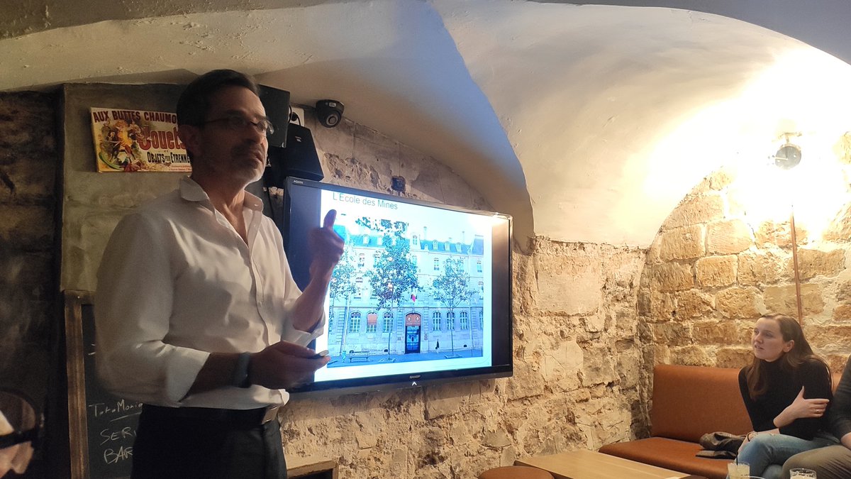 CovaLucas's tweet photo. It's full here at #TataMonique for the #PintofChemistry event in #Paris @YoungChemists @pintofscienceFR Dr Audisio from @CEAParisSaclay talking about the applications of C isotopes and Dr Nectoux from @MINES_ParisTech taking us through the history of elements with mineralogy https://t.co/dLoRjp5izd