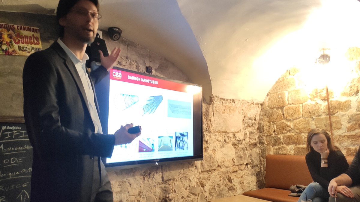 CovaLucas's tweet photo. It's full here at #TataMonique for the #PintofChemistry event in #Paris @YoungChemists @pintofscienceFR Dr Audisio from @CEAParisSaclay talking about the applications of C isotopes and Dr Nectoux from @MINES_ParisTech taking us through the history of elements with mineralogy https://t.co/dLoRjp5izd