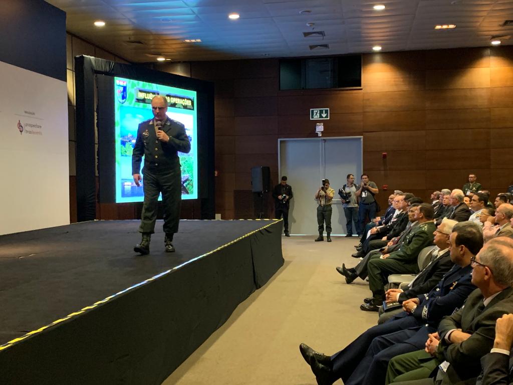 gen_paulosergio's tweet photo. Realizei, hoje, a abertura do I Seminário de Defesa e Proteção da Amazônia. Honrosa presença de delegações estrangeiras, generais das 3 FFAA, autoridades civis e militares e representantes de Agências Governamentais. Na abertura, o Gen Nardi apresentou o CMA e eu mostrei o CMN. https://t.co/YauI5T0QaD