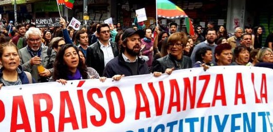 laotravoz's tweet photo. Nadie quiere más muertos, gente herida en ojos, saqueos o violencia, ¿quién quiere ver al pueblo luchando contra el pueblo? No vemos a #Piñera dando la cara en la calle, tal como otros políticos que sí lo hacen (Holi @jorgesharp)✌🏼 https://t.co/5UYDhIzckl