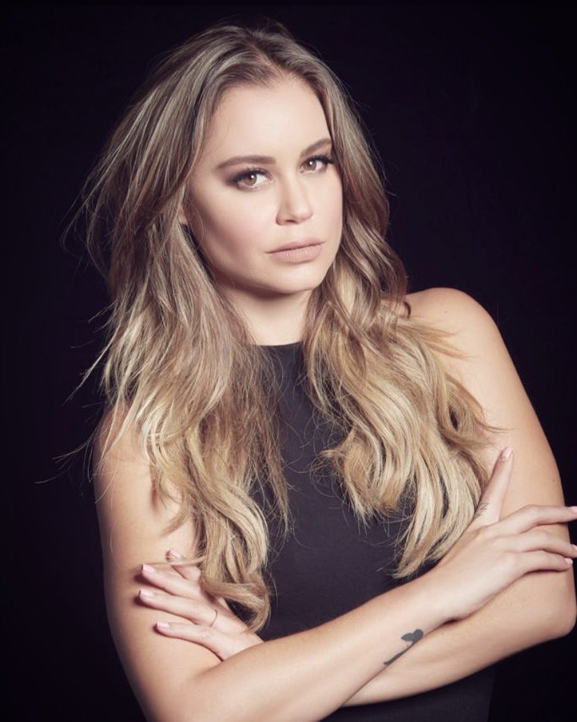 ponchorguez23's tweet image. @CarolMsMarvel @verockstar @Marvel @captainmarvel @Avengers @LMFOXSports Find the differences