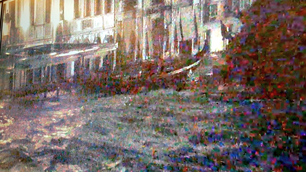 #AcquaAlta | Una marea eccezionale sta interessando #Venezia 

⚠ ATTENZIONE Il livello dell'acqua in questo momento ha iniziato a scendere dopo aver toccato 187 centimetri 

➡ Si raccomanda la massima cautela