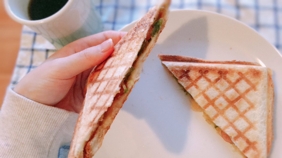 ひつじ田メイ子 イラストとデザイン たこせん風ホットサンドを作ってみた きょうも早起きしてホットサンド 中身は お好み焼きソース マヨ 青ネギ ソーセージ 耳がプレスされてカリッとなるので どことなくたこせんみたいな雰囲気になるのが面白い