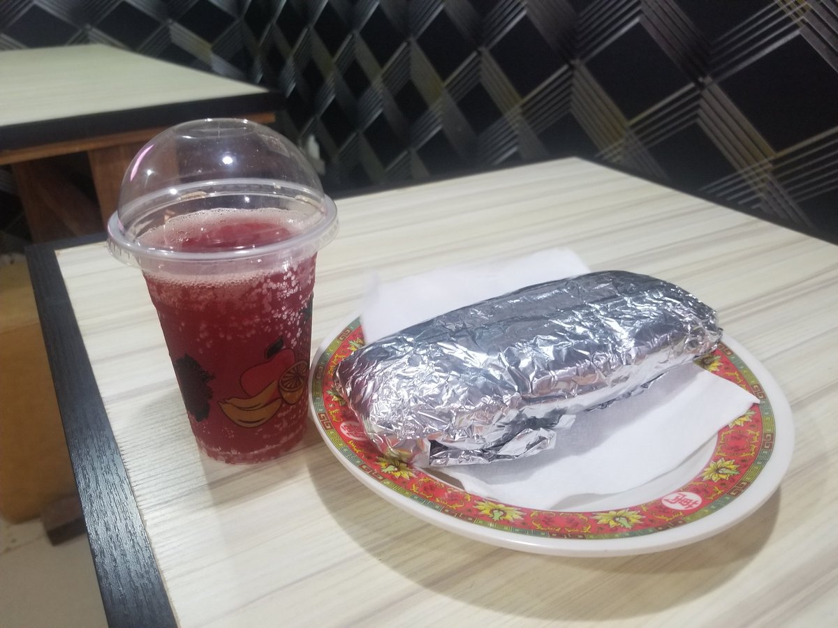 Wherever you may be inside #Eksu, When hunger comes,#shawarmaboy would bring your meal to you. Eat at your convenience with #Icerepubliclounge
@iMotivateAfrica 
@Debiwumi 
@its_mikkyanu 
@Captawesome_pr 
😋😋