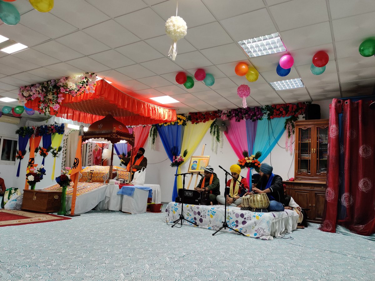 #GuruNanak550 celebrations in Nananksar Gurdwara with overpacked sangat in #Madrid.Included Shabad kirtan, screening of documentary and release of commemorative stamp.Followed by Gurulangar organised by Embassy. #550YearsOfGuruNanakDevJi@550yrsGuruNanak@IndianDiplomacy