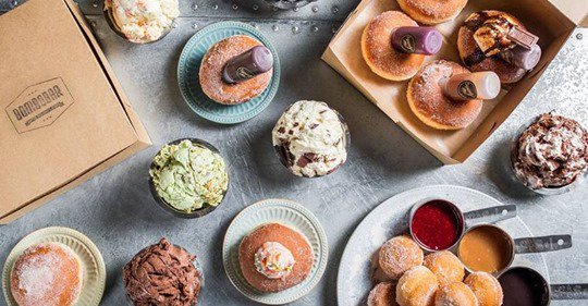 BomboBar's tweet image. BURGERS &amp;amp; DONUTS &amp;amp; WINE ON TAP — OH MY! Pure happiness awaits for you at both our BomboBar locations! 🍩🍔🍷 #ShowUsYourBombos #Desserts #Chicago #BomboBar bit.ly/2qKmaNQ via @DiningChicago + @IAmAudarshia