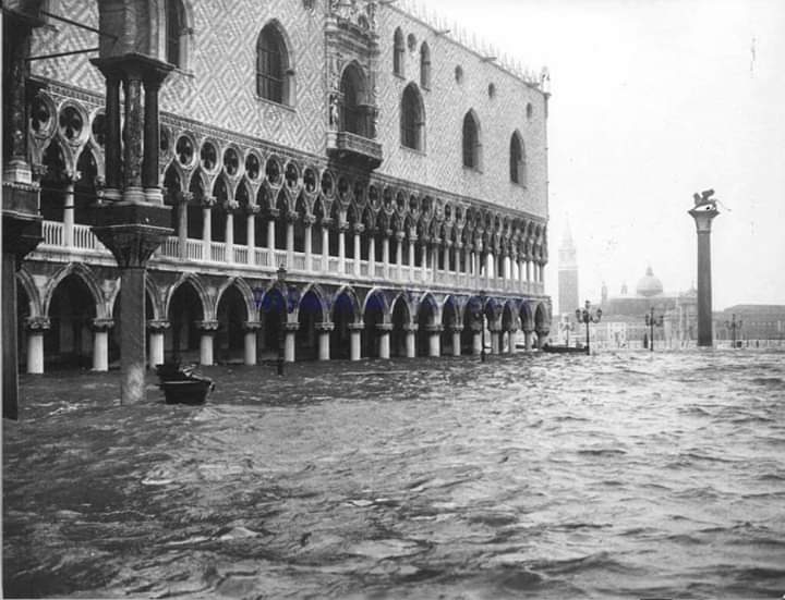 Gaia93712891's tweet photo. #13novembre
Le sirene come in guerra, la luce che salta, l'acqua che sale. Era il 4 novembre 1966 quando #Venezia fu sommersa da 194 cm d'acqua. La più grande alluvione che si sia mai registrata in città. 53 anni dopo, svariati miliardi spesi ed intascati, non è cambiato nulla. https://t.co/fUnZhmHzXk