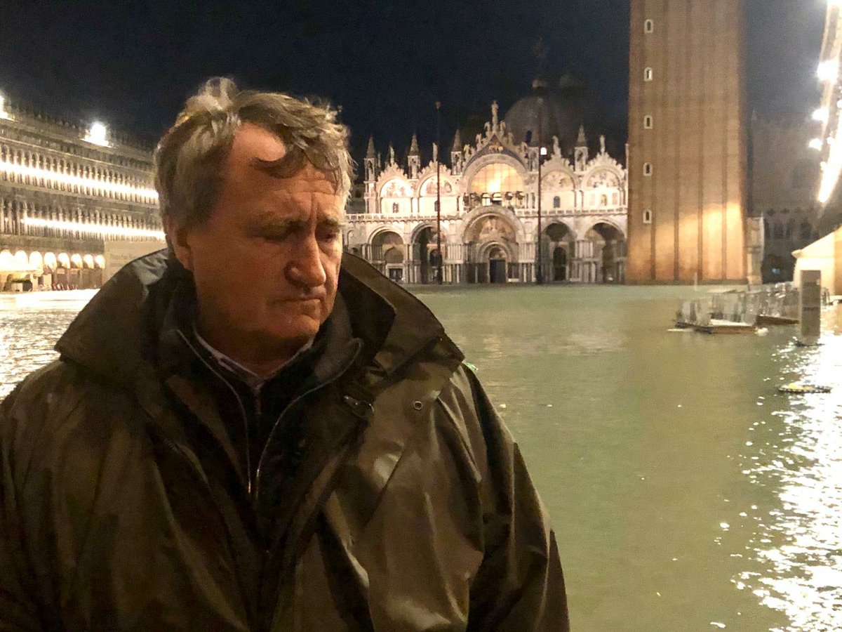 LuigiBrugnaro's tweet photo. Sarà una lunga notte. L'acqua alta inizia a scendere. La paura di qualche ora fa ora lascia spazio alla conta dei primi danni. Una marea a 187 cm è una ferita che lascia segni indelebili. Adesso il governo deve ascoltare #Venezia https://t.co/bRIxKwm8vn