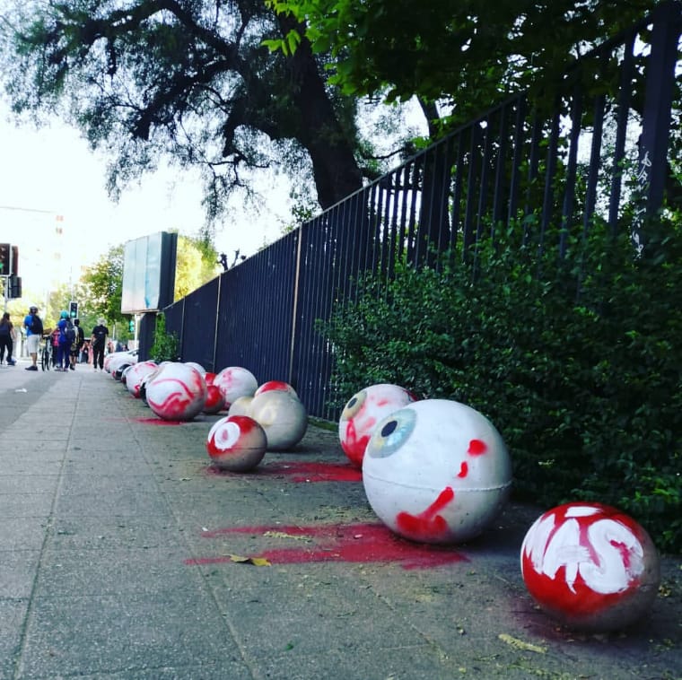 OTDChile's tweet photo. Intervencion en calle Portugal
 #NoMasMutilaciones 
#HastaQueValgaLaPenaVivir 
#ChileNoSeRinde https://t.co/LPPPmOVqUV