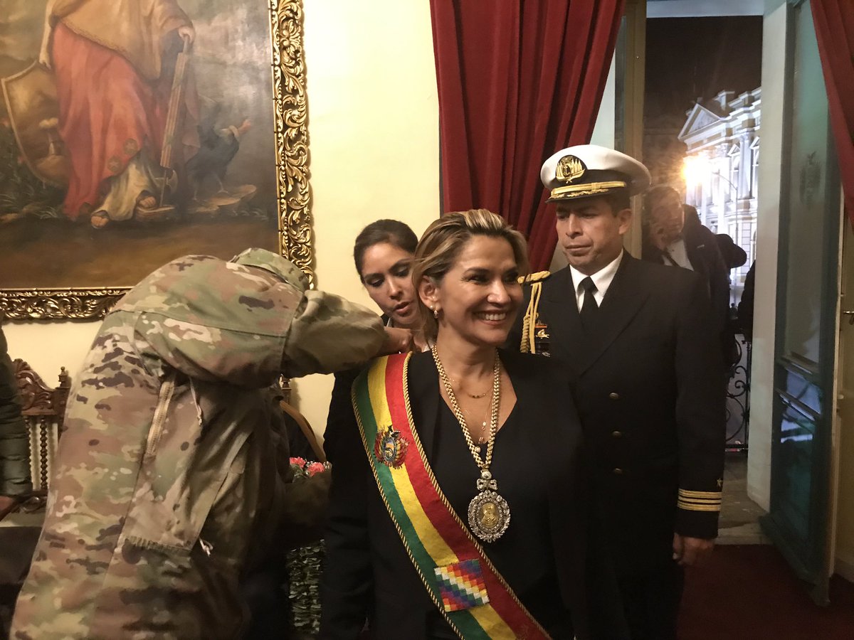 OscarOrtizA's tweet photo. Dios bendiga e ilumine a la nueva presidenta de BOLIVIA @JeanineAnez https://t.co/dWHNAZC333